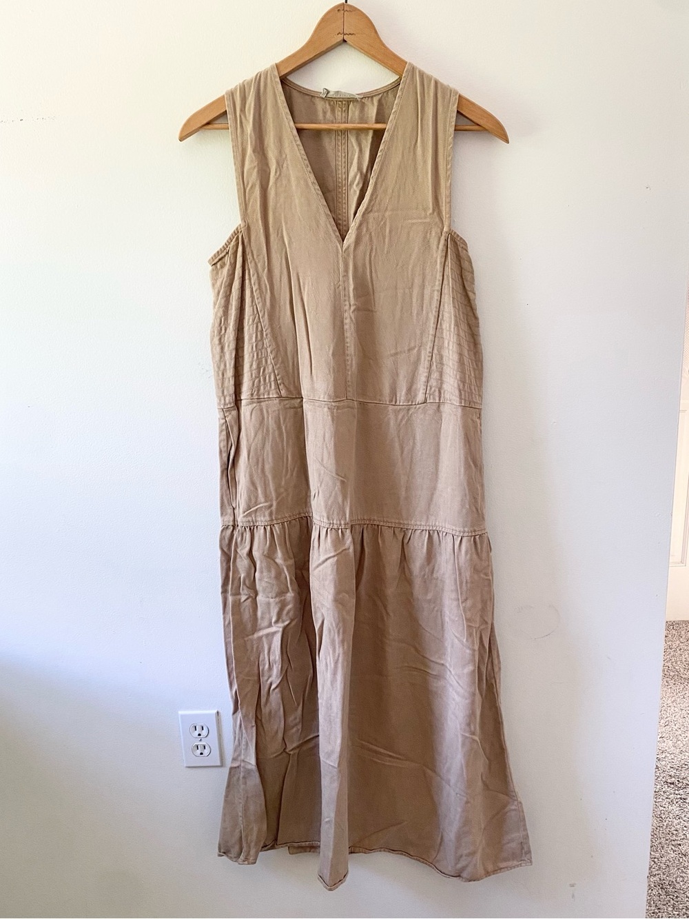 Everlane Sleeveless Lyocell V-Neck Casual Maxi Dress in Tan